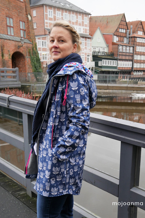 selbstgenähte Jacke damen mit Kapuze aus gemustertem Scuba