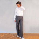 Schnittmuster Marlenehose Damen Marlene_B – Frau trägt graue Hose mit weitem Bein und weiße Bluse