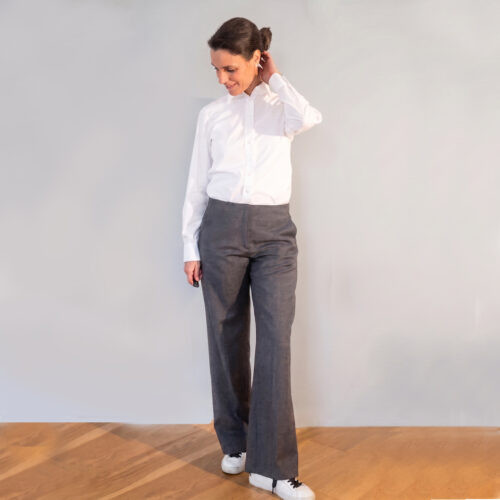 Schnittmuster Marlenehose Damen Marlene_B – Frau trägt graue Hose mit weitem Bein und weiße Bluse