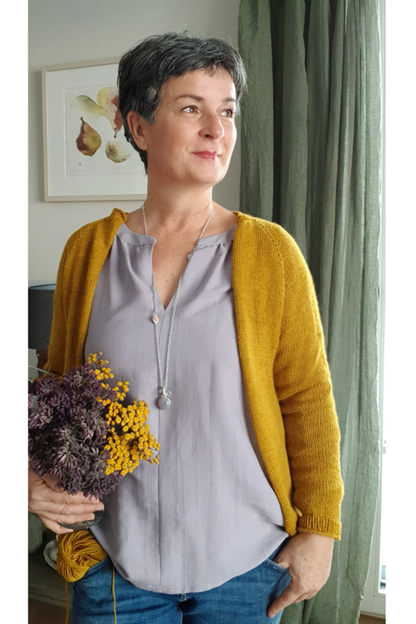 Bluse mit V-Ausschnitt und Strickcardigan in curry