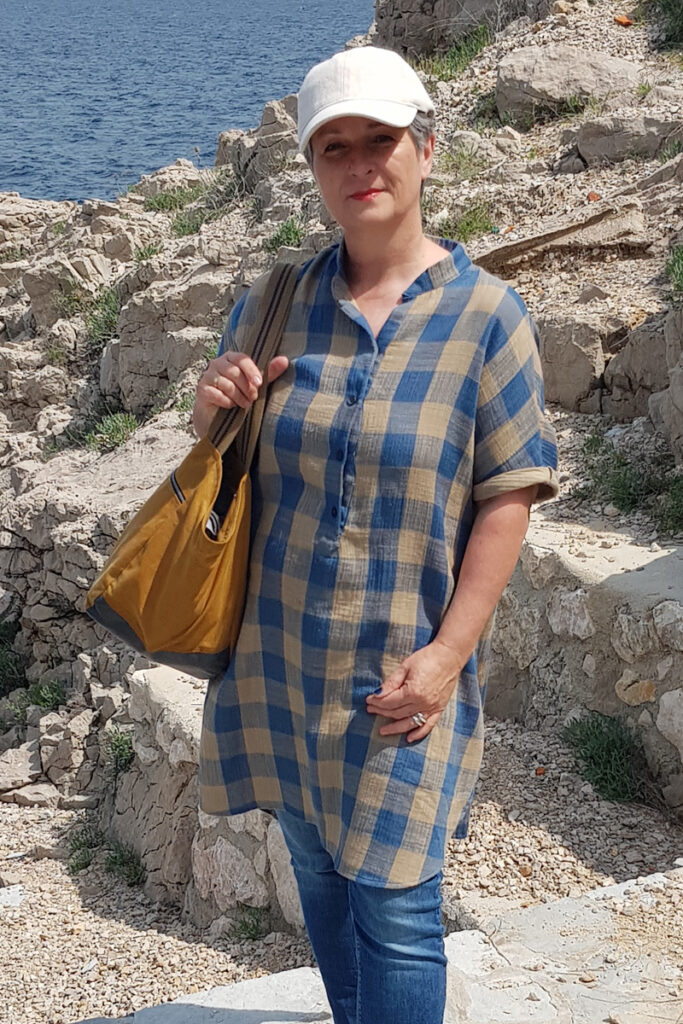 Schnittmuster Oversize Bluse LILIA_B aus blau-beige kariertem Musselin – lange Version über Jeans-frontansicht