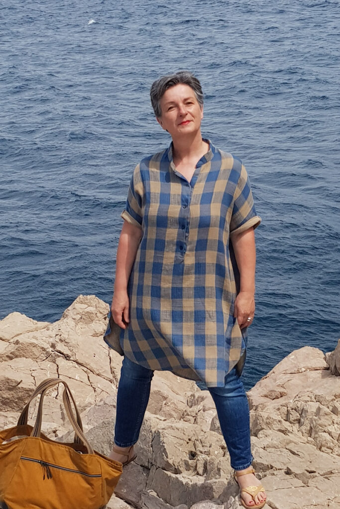 Schnittmuster Oversize Bluse LILIA_B aus blau-beige kariertem Musselin – lange Version über Jeans