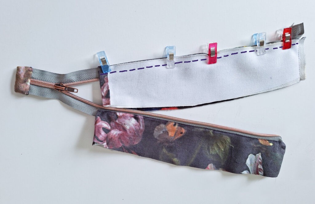 Zipp in Sandwichtechnik zwischen die Taschenklappe fassen