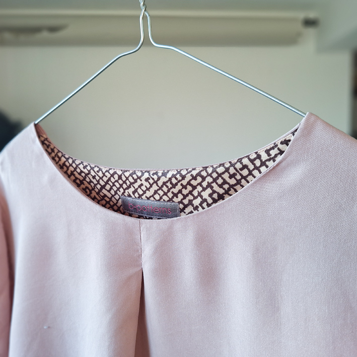 halsausschnitt mit Unterstepp genäht