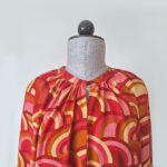 Bluse geschlossener Ausschnitt mit Fältchen