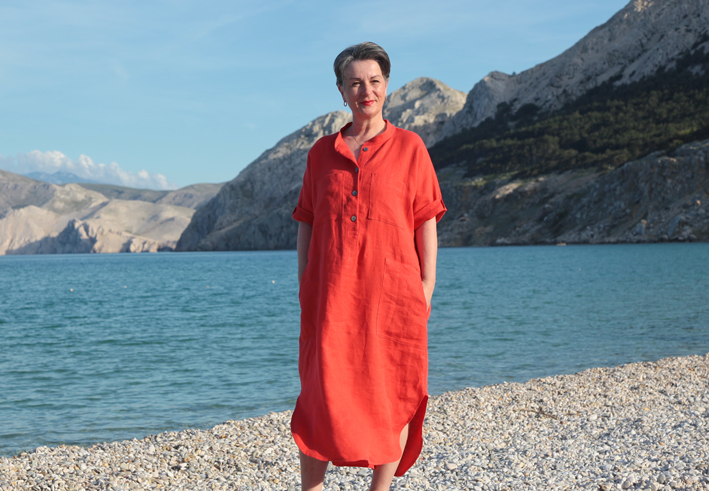 schnittmuster-oversized-bluse zum Kleid verlängert. Material: rotes Leinen